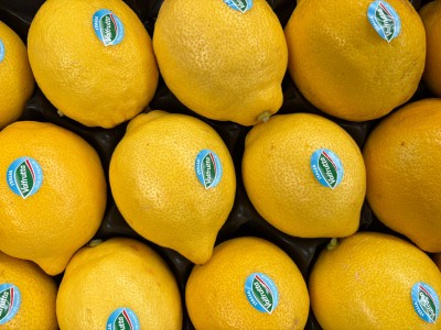 Foto Limoni Defogliati Calibro 1/2 Origine Italia Marchio Valfrutta 2