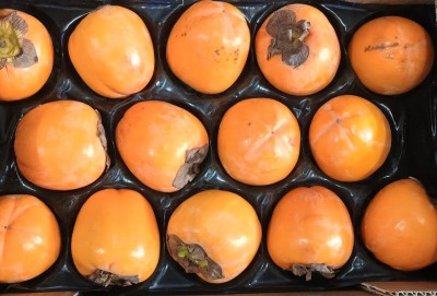 Foto Cachi Mela Varietà Rojo Brillante Calibro 14 Origine Italia Marchio Cartone Nero  2