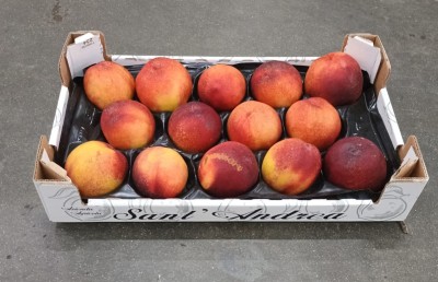 Foto Nettarine Varietá Atanais Calibro 14 Origine Italia Marchio Sant'Andrea 1