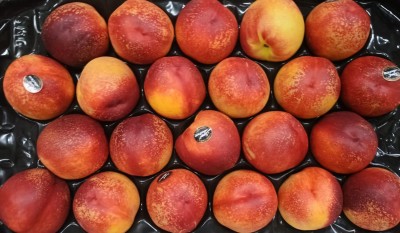 Foto Nettarine Varietà Early Bomba Calibro 22 Origine Italia Marchio Sant'Andrea  2