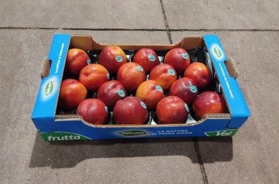 Foto Nettarine a Pasta Gialla Calibro 16 Origine Italia Marchio Valfrutta 1