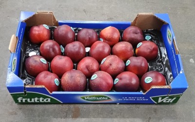 Foto Nettarine A Pasta Gialla Calibro 20 Origine Italia Marchio Valfrutta  1