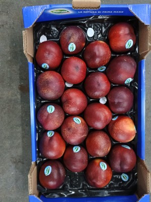 Foto Nettarine A Pasta Gialla Calibro 20 Origine Italia Marchio Valfrutta  3