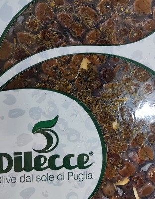 Foto Olive Nere Denocciolate Gusto Mediterraneo Origine Italia Marchio  Di Lecce   2