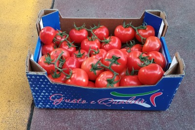 Foto Pomodoro Grappolo Origine Italia Marchio  Gusto E Qualità 1