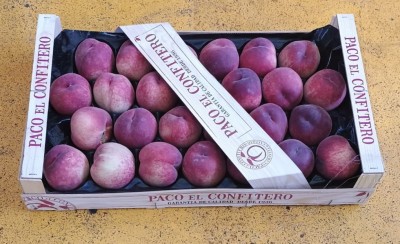 Foto Pesche Bianche Varietà Amandina Calibro A26 Origine Spagna Marchio Paco El Confitero  1