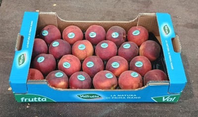 Foto Pesche Rosse Varietà Pasta Gialla Calibro 18 Origine Italia Marchio Valfrutta           1