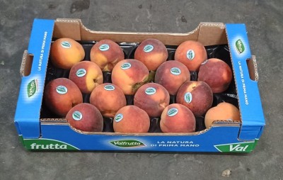 Foto Pesche Rosse Varietà Royal Summer Calibro 18 Origine Italia Marchio Valfrutta 1