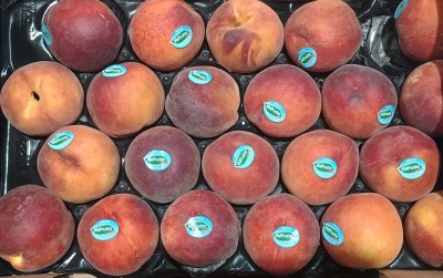 Foto Pesche Rosse Varietà Pasta Gialla Calibro 22 Origine Italia Marchio Valfrutta 2